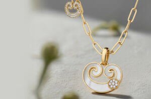 أفضل قلائد ذهب بأحجار كريمة في السعودية