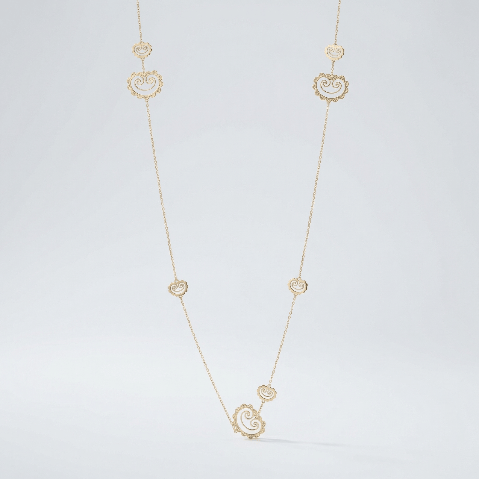 قلادة ذهب طويله بتصميم أكانتس مطعمة بالألماس| قلادة خليجية فاخرة